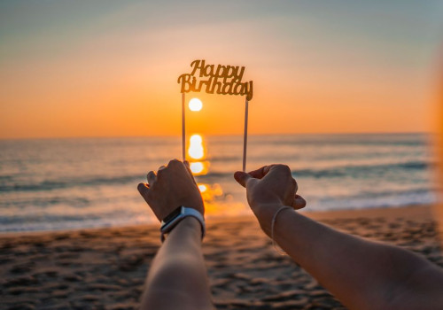 Verjaardag op vakantie vieren: zo regel je taart, versiering en cadeaus onderweg