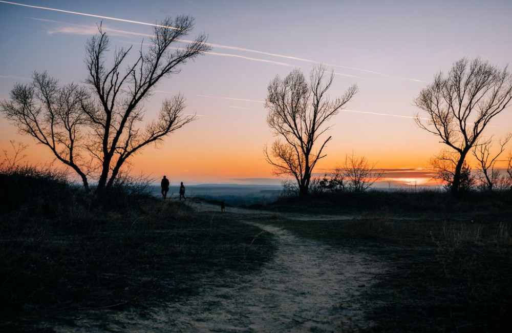 Hoe laat gaat de zon onder na de wintertijd van 25 oktober 2026 voor een avondwandeling